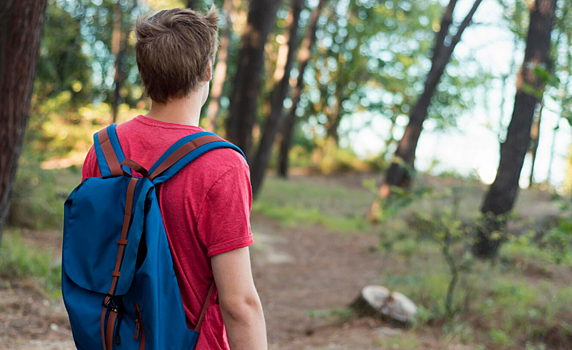 Российский школьник обматерил верующих, поджёг Библию и пнул её. Что теперь его ждёт