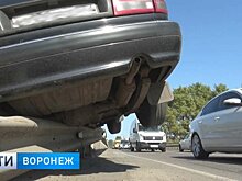 В Воронежской области автомобиль повис на перилах моста через реку Подгорная
