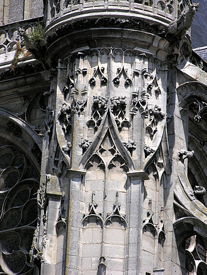 Слепая арка в стиле пламенеющей готики и декоративный масверк в трансепте XVI в. кафедрального собора в Санлисе.