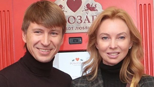 Тотьмянина и Ягудин поцеловались на глазах у сотен посетителей универмага