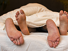 Невролог рассказал, почему ночью дёргаются ноги и что с этим делать