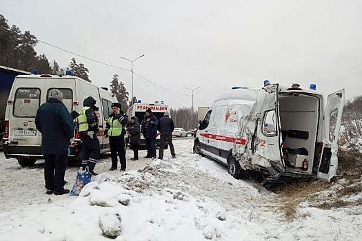 Двое врачей и пациент пострадали в ДТП с автомобилем скорой помощи в Екатеринбурге