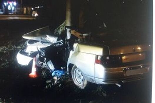 В Самаре ВАЗ-2110 врезался в столб, водитель погиб, пострадали два пассажир