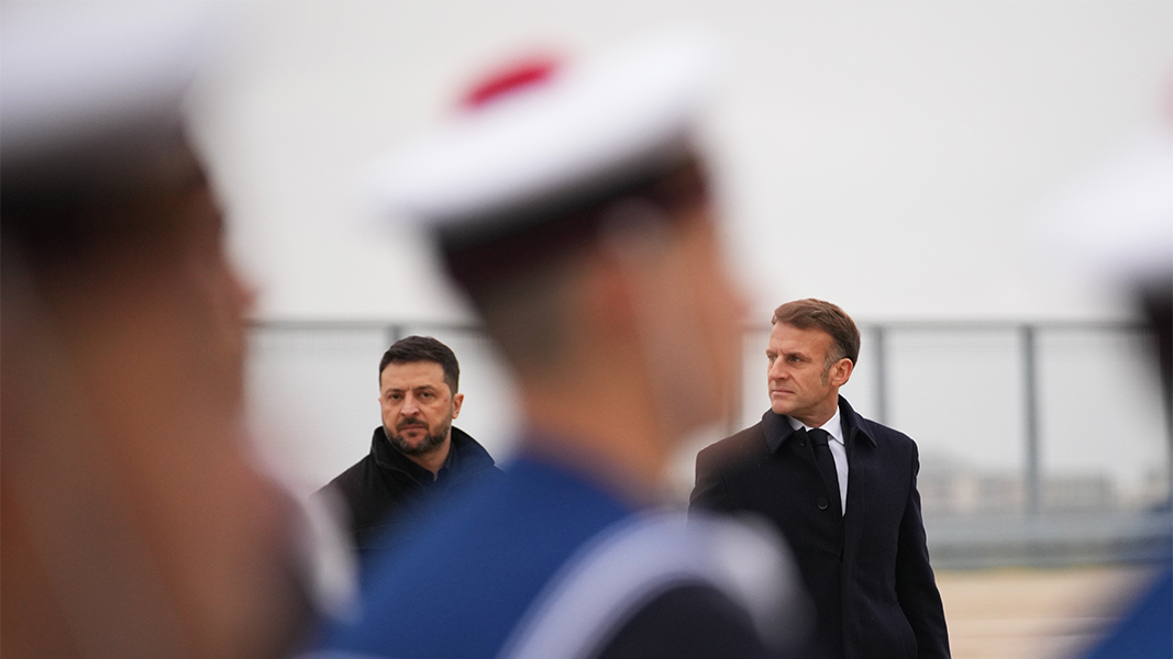 Во Франции раскритиковали Макрона за торжественную встречу Зеленского