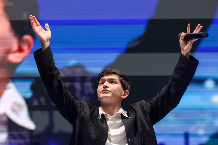 От «Голос. Дети до „отмены“ в Казахстане»: кто такой Акмаль, который попал в скандал из-за сине-желтого пакета