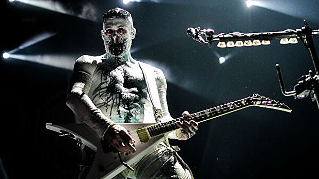 Гитарист Limp Bizkit отыграл концерт в Краснодаре со сломанной рукой