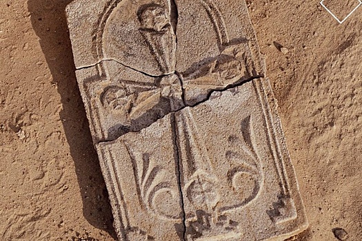 В пустыне нашли крест с редким образом Голгофы и распятием Христа