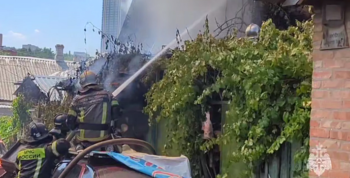 В Ростове ликвидируют пожар по повышенному рангу