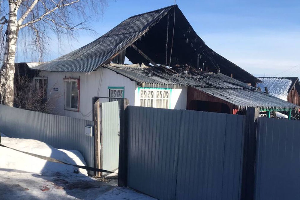 В поселке под Нижней Турой при пожаре в доме погибла женщина и трое ее детей