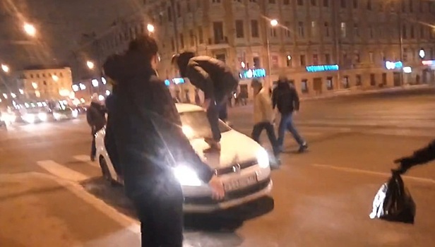 Группа молодых людей напала на таксиста и его автомобиль в центре Петербурга. Видео