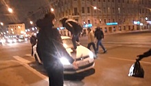 Группа молодых людей напала на таксиста и его автомобиль в центре Петербурга. Видео