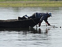Юный рыбак подсек сам себя и улетел в воду