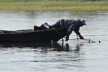 Юный рыбак подсек сам себя и улетел в воду