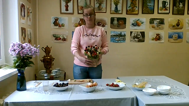 Участникам «Московского долголетия» вручили фруктовый букет