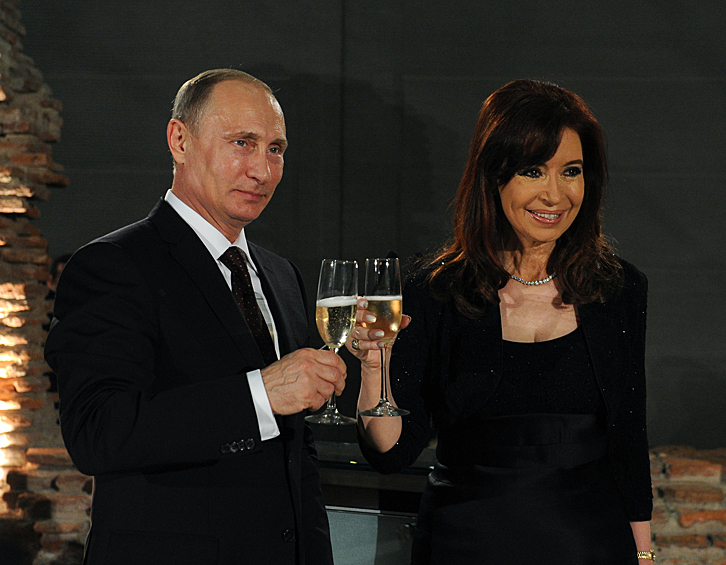 Самый музыкальный подарок Владимиру Путину сделала президент Аргентины Кристина де Киршнер, завершая торжественный ужин в честь находившегося с визитом в Буэнос-Айресе президента России, подарила ему бандонеон — музыкальный инструмент, который сопровождает исполнение танго