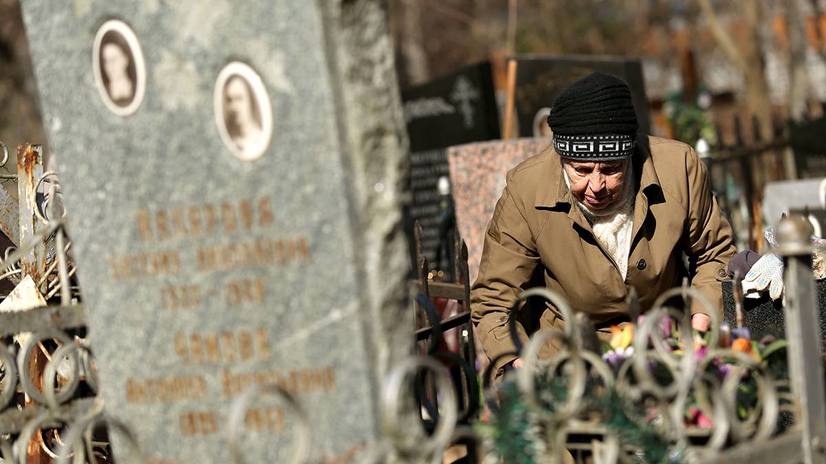 Священник рассказал, почему не стоит посещать кладбище на Пасху