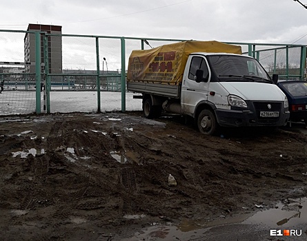 «Я паркуюсь как...»: закон, запрещающий гряземесам стоянку на газонах, оказался бесполезным