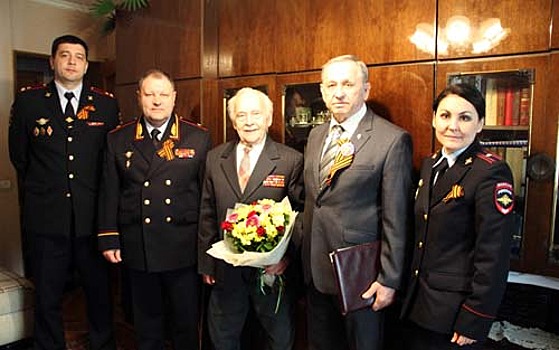 Начальник УВД по САО Сергей Веретельников поздравил ветерана ВОВ Алексея Туркина с Днем Победы