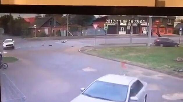 Автомобиль сбил трёх человек на тротуаре в Краснодаре