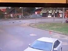 Автомобиль сбил трёх человек на тротуаре в Краснодаре