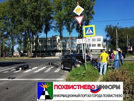 Байкер взлетел в воздух после столкновении с легковушкой в Тольятти. Видео