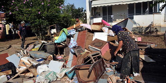Жители Греции остались без мебели из-за мощного шторма