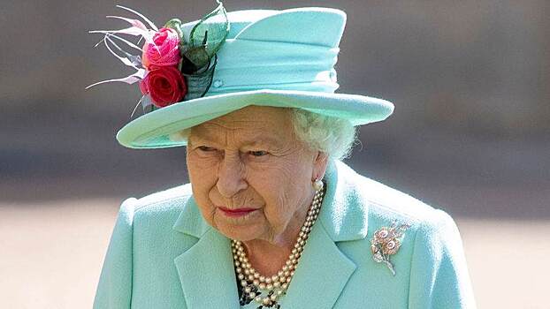 Елизавета II забыла про микрофон и обругала мировых лидеров
