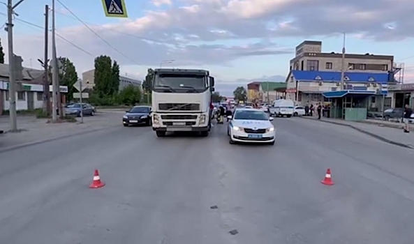 В Волгограде 64-летняя женщина погибла под колесами грузовика