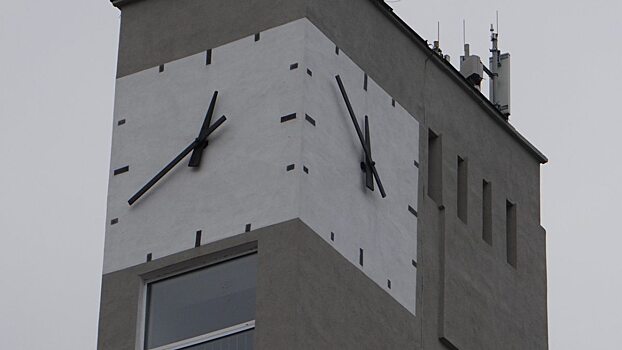 Часы на речном вокзале Саратова показывают погоду