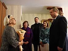 Андрей Гнеушев навестил нижегородку, чьи сыновья ушли на СВО