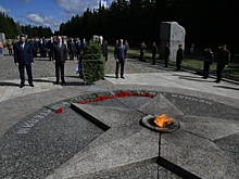 В Омске в День памяти и скорби возложили цветы к мемориалам в парке Победы и на Старо-Северном кладбище