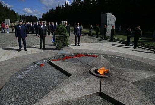 В Омске в День памяти и скорби возложили цветы к мемориалам в парке Победы и на Старо-Северном кладбище