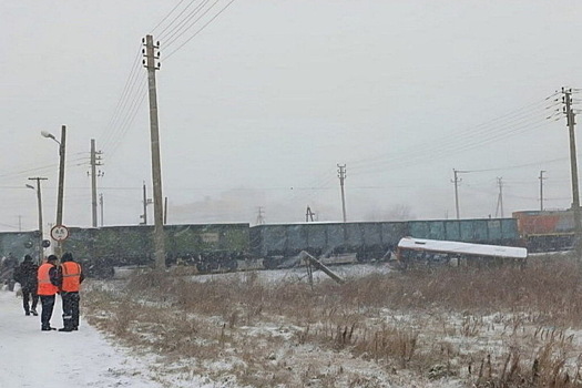 Названа предварительная причина столкновения автобуса с тепловозом