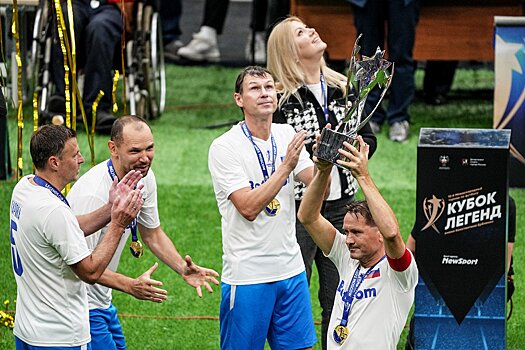 Аленичев боролся с Матерацци и поднимал Кубок Легенд. Лучшие фото с финала турнира