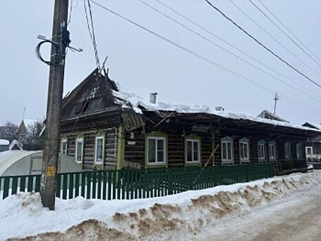 Крышепад продолжается: в Кондрово рухнула кровля дома