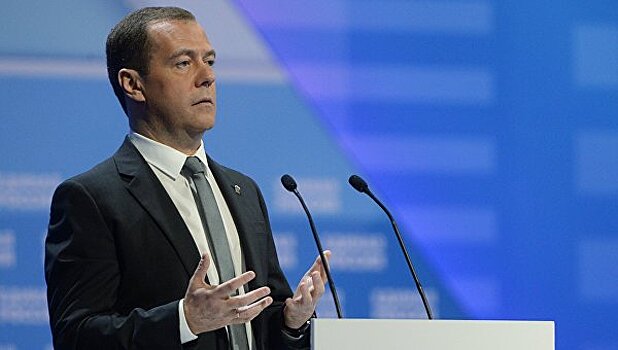 Медведев рассказал, как он проверяет качество российских дорог