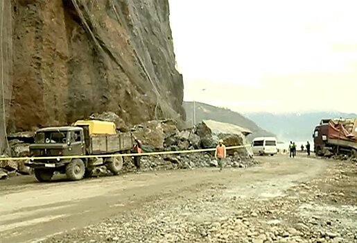 Часть скалы обрушилась на дорогу в Аджарии: кадры с места ЧП