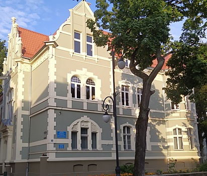 Бронзовая кошка и дом Черняховска в котором раньше жил обер-бургомистр