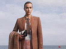 Ирина Шейк показывает, как носить монохромный образ с плиссе