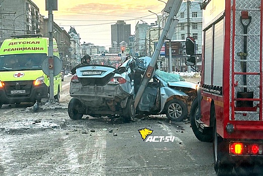 У новосибирского ЦУМа произошла авария с чудесным спасением