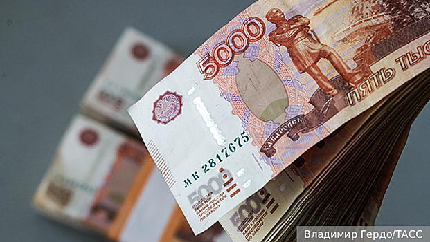 Рубль отвоевал рекордную долю в торговле