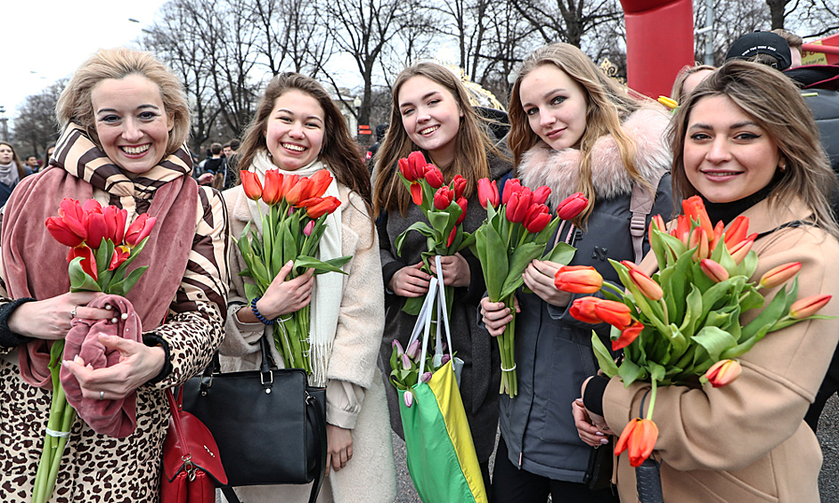 Девушки с цветами во время празднования Международного женского дня в России, 2020 год