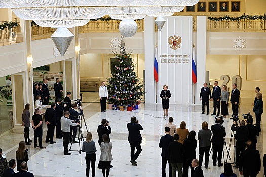 Валентина Матвиенко и ее заместители сняли шары с "Елки желаний"