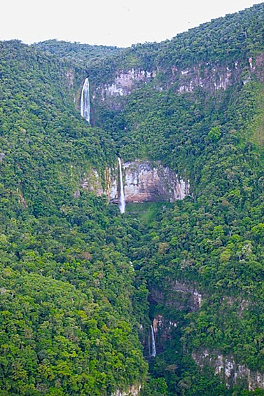 Три сестры – третий по высоте водопад в мире. Его высота более 900 метров. Водопад находится  в Перу в национальном природном парке Отишу. Три сестры состоит из трех ярусов и трех секций, что и дало ему соответствующее название. Туризм в этой местности осложнен скалистым рельефом
