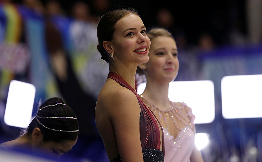 Является бронзовым призером чемпионата мира 2016 года, серебряным и двукратным бронзовым призером чемпионатов Европы 2015 и 2016 годов, бронзовым призером финала Гран-при сезона 2016-2017