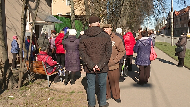 Калининградцы выстроились в очередь за транспортными картами