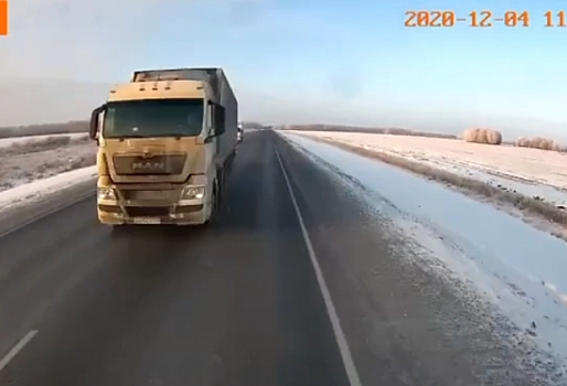 Появилось видео смертельного столкновения двух большегрузов на омской трассе