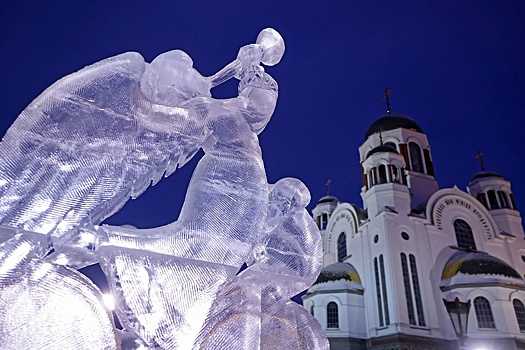 На Урале представили ледяные скульптуры Менделеева, космонавта и святого Симеона