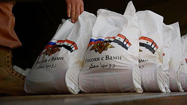 Российские военные доставили гуманитарную помощь беженцам из Идлиба