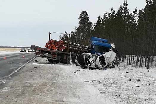Лесовоз смял легковушку на югорской трассе